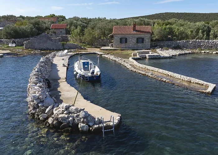 Secluded Fisherman's Cove Ladjin - Landjin, Pasman - 24044 *